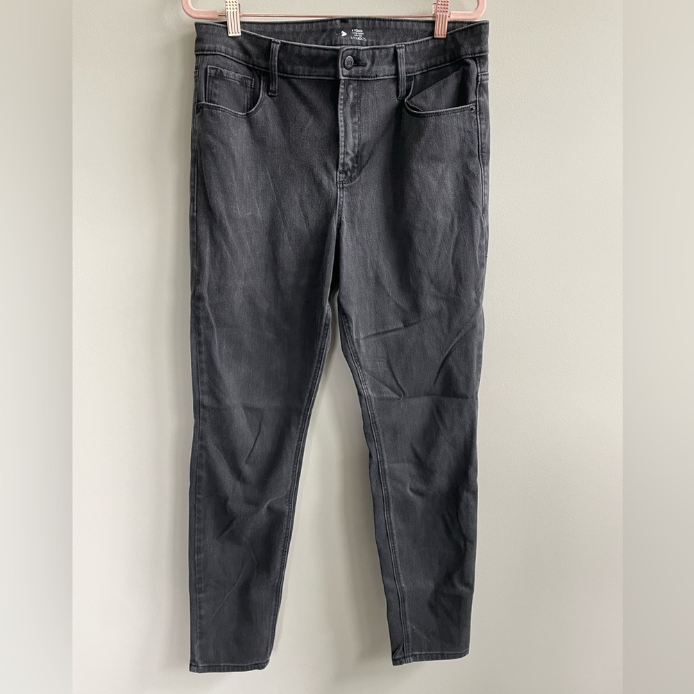 Old Navy High Rise Rockstar Super Skinny in Black